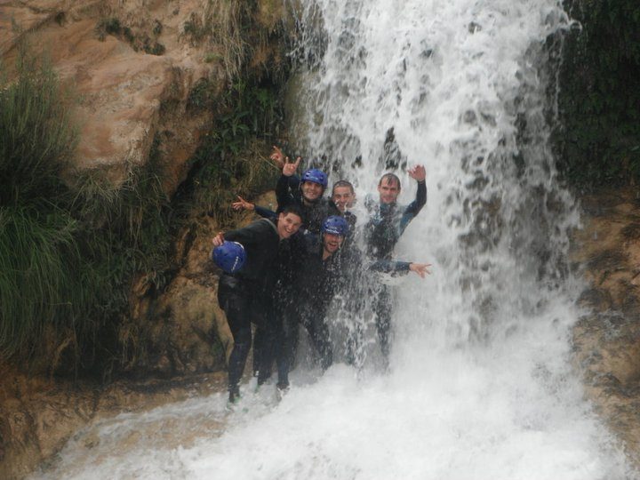 Bajo la cascada